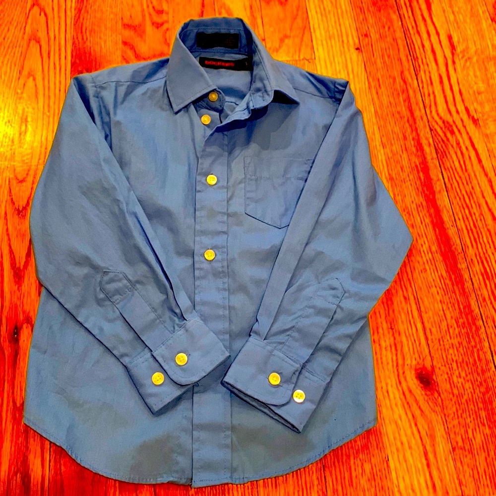 Kids Blue size 5 Dockers dress shirt. Perfect for under a suit it or on its own.